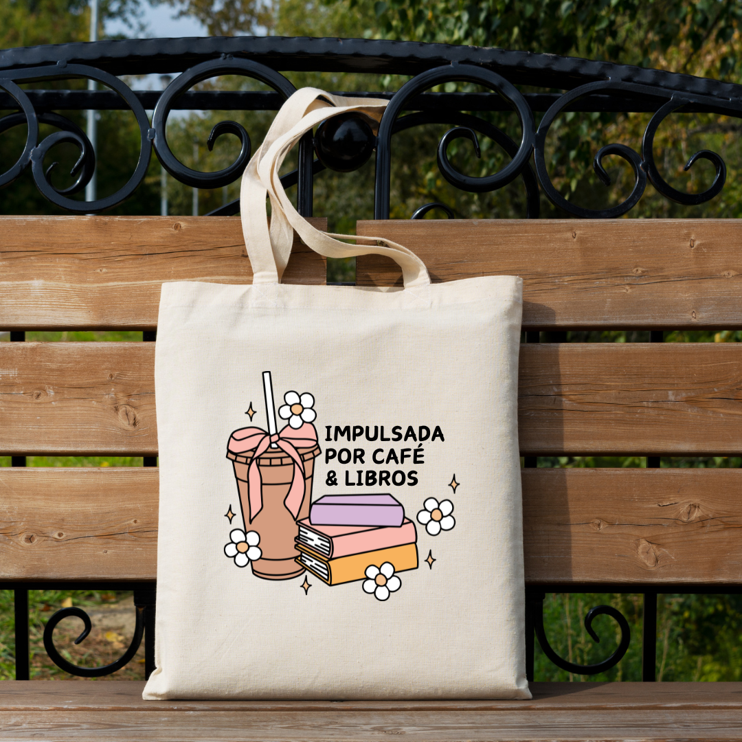Tote bag ' Impulsada por café y libros'